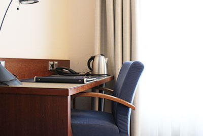 Schreibtisch in Deluxezimmern im Haupthaus des Garni Hotel Sailer in Rottweil