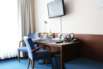 Schreibtisch in Economyzimmern im Haupthaus des Garni Hotel Sailer in Rottweil